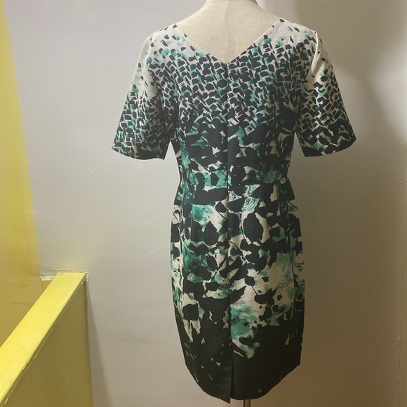 BROOKS BROTHER, GREEN,BLACK AND WHITE,FLORAL ABSTRACT PATTERNED DRESS.SI… - Picture 2 of 13
